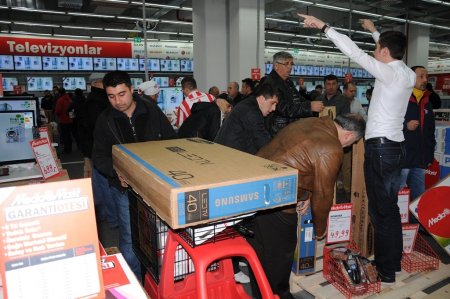 Mağaza açılışı öncesi geceden sıraya girdiler