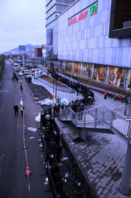 Mağaza açılışı öncesi geceden sıraya girdiler