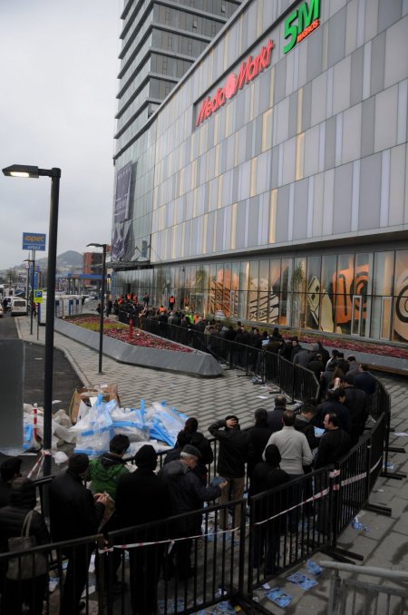 Mağaza açılışı öncesi geceden sıraya girdiler