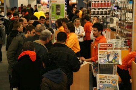 Mağaza Açılışına Yoğun İlgi