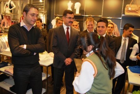 Mağaza Açılışında On Öğrenci Giydirildi