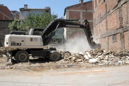 Mahalle sakinleri istedi, belediye yıktı