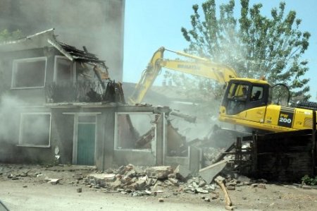 Mahalle sakinleri istedi, belediye yıktı
