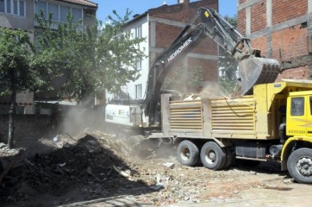 Mahalle sakinleri istedi, belediye yıktı