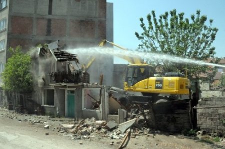 Mahalle sakinleri istedi, belediye yıktı