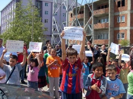 Mahallede Baz İstasyonu İstemeyen Karslılar Eylem Yaptı