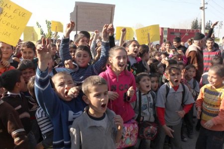 Mahallelerine okul isteyen çocuklar eylem yapıp yol kapattı