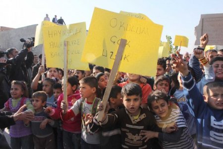 Mahallelerine okul isteyen çocuklar eylem yapıp yol kapattı