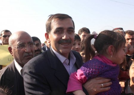 Mahallelerine okul isteyen çocuklar eylem yapıp yol kapattı