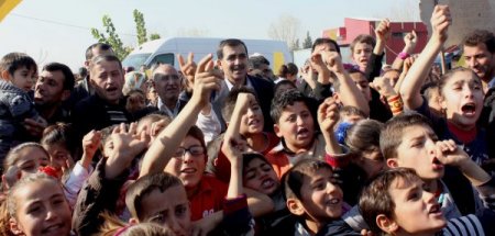 Mahallelerine okul isteyen çocuklar eylem yapıp yol kapattı