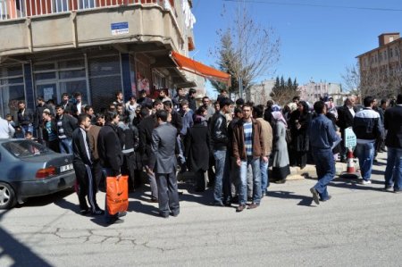 Mahalleli, Sürücü Adaylarının Neden Olduğu Kazalar Yüzünden Yolu Trafiğe Kapadı