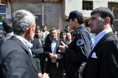 Mahalleli, Sürücü Adaylarının Neden Olduğu Kazalar Yüzünden Yolu Trafiğe Kapadı