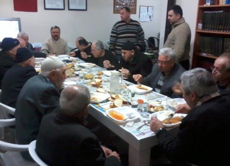 Mahalleli dernek kurdu, ihtiyaç sahibinin dermanına yetişti