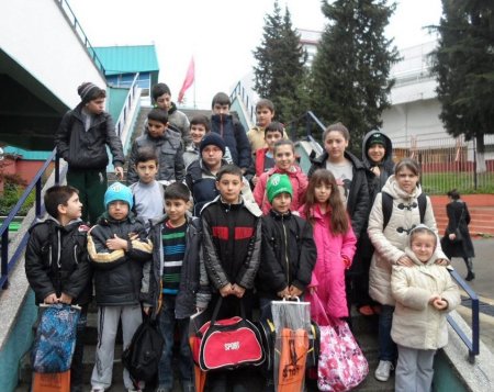 Mahalleli dernek kurdu, ihtiyaç sahibinin dermanına yetişti