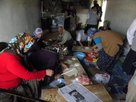 Mahalleli Kadınlar Öğrencilere Bazlama Ziyafeti Çekti