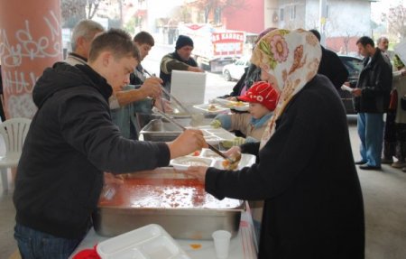 Mahalleli Kendi Arasında Topladığı Parayla 6 Bin Kişiye Aşure Dağıttı