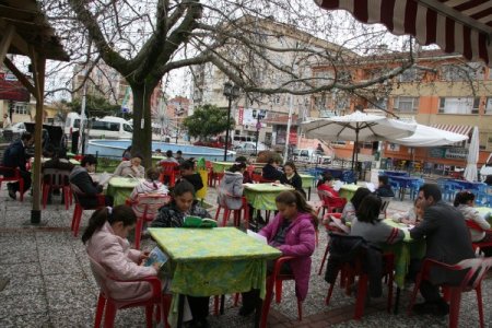 ‘mahalleli Okusun’ Diye Parkta Kitap Okudular