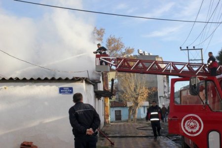 Mahalleli yangınla uyandı