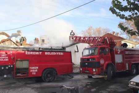 Mahalleli yangınla uyandı