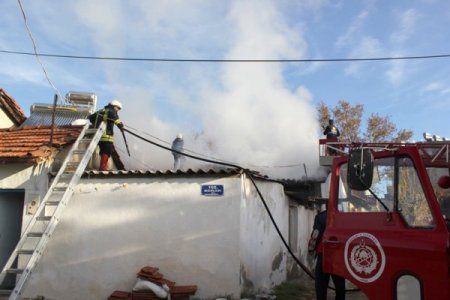 Mahalleli yangınla uyandı