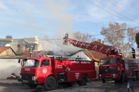 Mahalleli yangınla uyandı