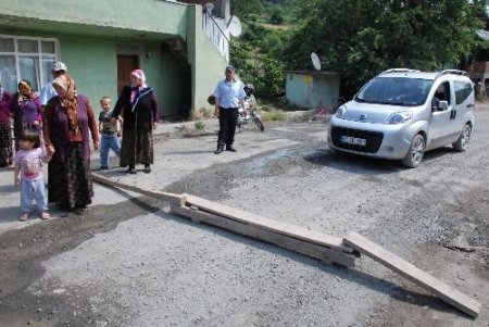 Mahalleliden Yol Tepkisi