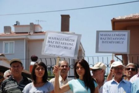 Mahallelinin Tepkisinden Çekinen Apartman Sakinleri Baz İstasyonunu Sahte Baca İle Gizledi