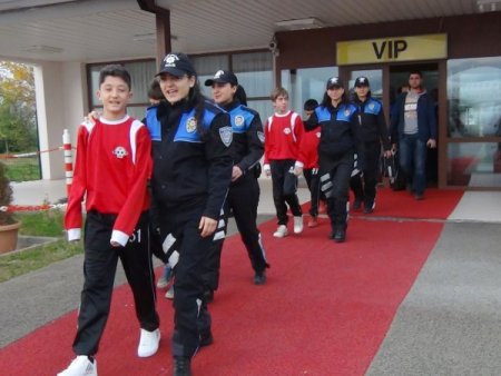 Mahallenin çocukları, Galatasaray- Manchester United maçını izleyecek