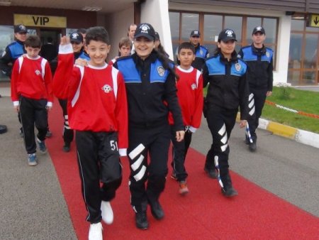 Mahallenin çocukları, Galatasaray- Manchester United maçını izleyecek