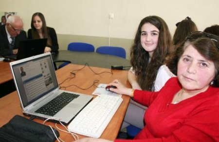 Mahallenin yaşlıları okulda sanal aleme açılıyor