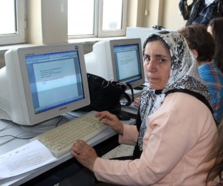 Mahallenin yaşlıları okulda sanal aleme açılıyor