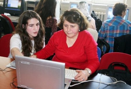 Mahallenin yaşlıları okulda sanal aleme açılıyor