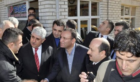 'Mahkemenin başörtüsü kararını uygulamamak anayasaya göre suç'