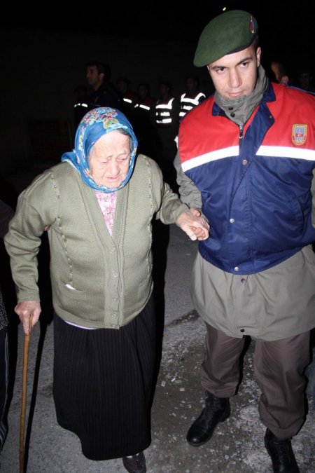 Mahkum yakınları cezaevine akın etti (3)