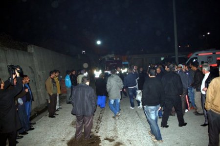 Mahkum yakınları cezaevine akın etti (3)