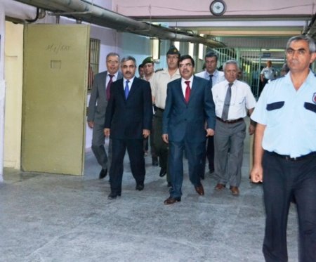 Mahkumlar, ziyaretlerine gelen validen top istedi