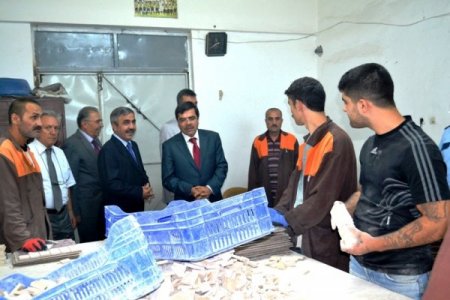 Mahkumlar, ziyaretlerine gelen validen top istedi