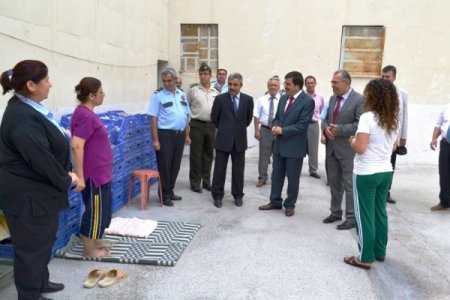 Mahkumlar, ziyaretlerine gelen validen top istedi