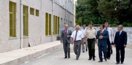 Mahkumlar, ziyaretlerine gelen validen top istedi