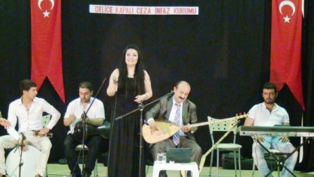 Mahkûmlar Konserde Halay Çekerek Stres Attı