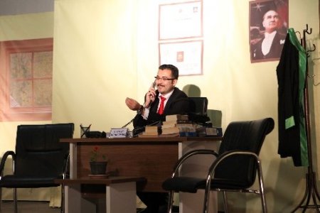 Mahkumlar tiyatro oyunu ile stres attı