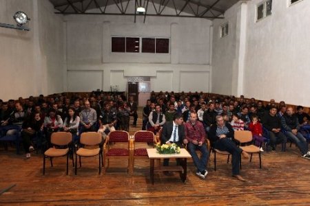 Mahkumlar tiyatro oyunu ile stres attı