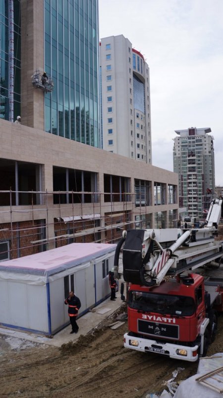 Mahsur kalan arkadaşlarının kurtarılmasını çekirdek çitleyerek izlediler