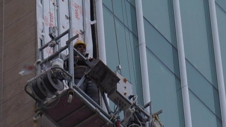 Mahsur kalan arkadaşlarının kurtarılmasını çekirdek çitleyerek izlediler