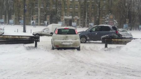 Mahsur kalan Kievli şoförler, bariyerleri söktü