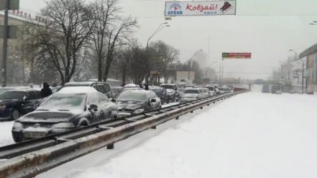 Mahsur kalan Kievli şoförler, bariyerleri söktü