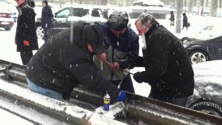 Mahsur kalan Kievli şoförler, bariyerleri söktü