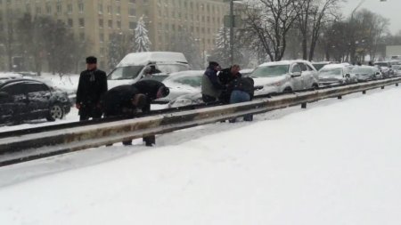 Mahsur kalan Kievli şoförler, bariyerleri söktü