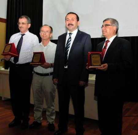 Makale üreten akademisyenlere plaket