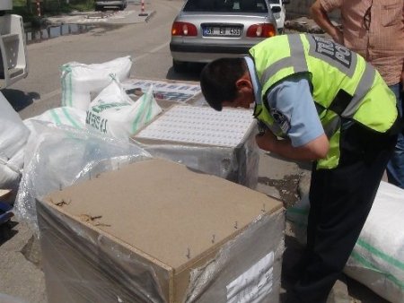 Makine parçası sandığından kaçak sigara çıktı